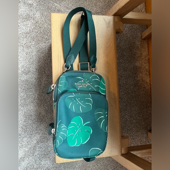 Like new Kate Spade phone crossbody. - Picture 1 of 4